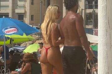 מחזיקים ידיים: האם הזמרת וכוכב הרשת יחד?