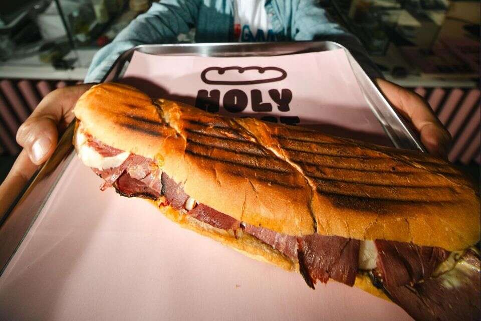 טוסט נקניק של HOLY TOAST , שימוש לפי סעיף 27א לחוק זכויות יוצרים