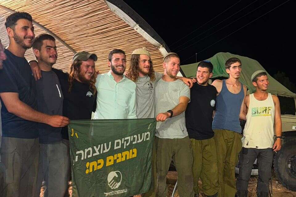 חיילים בודדים מקבלים מתנה ממשפחותיהם , באדיבות עוצמה לחייל