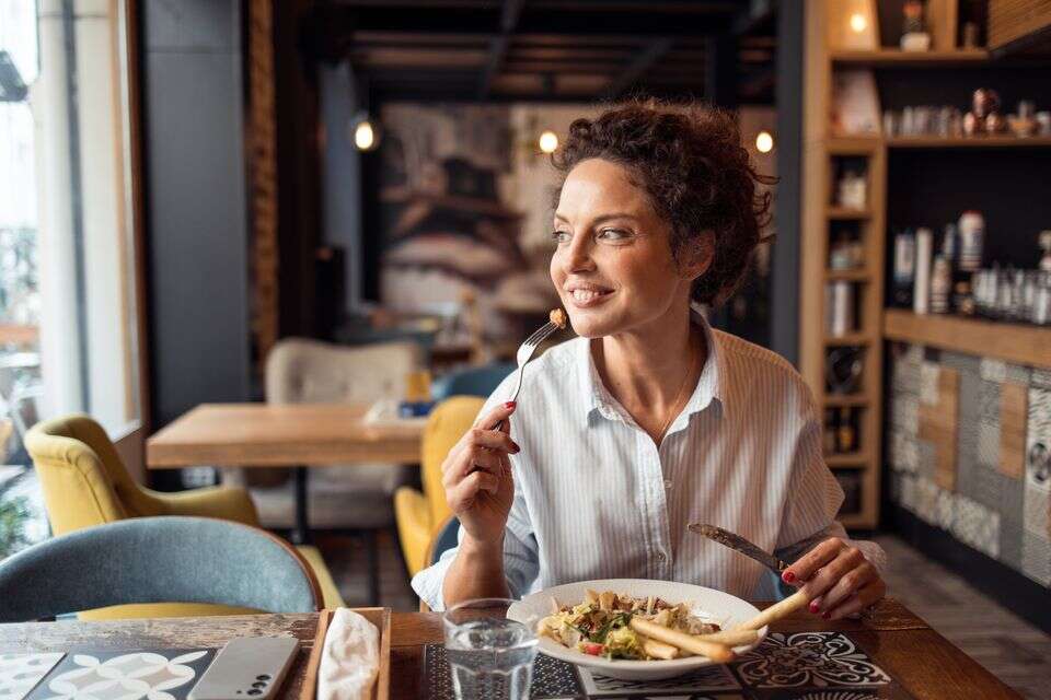 אכילה ארוחת ערב , istockphoto