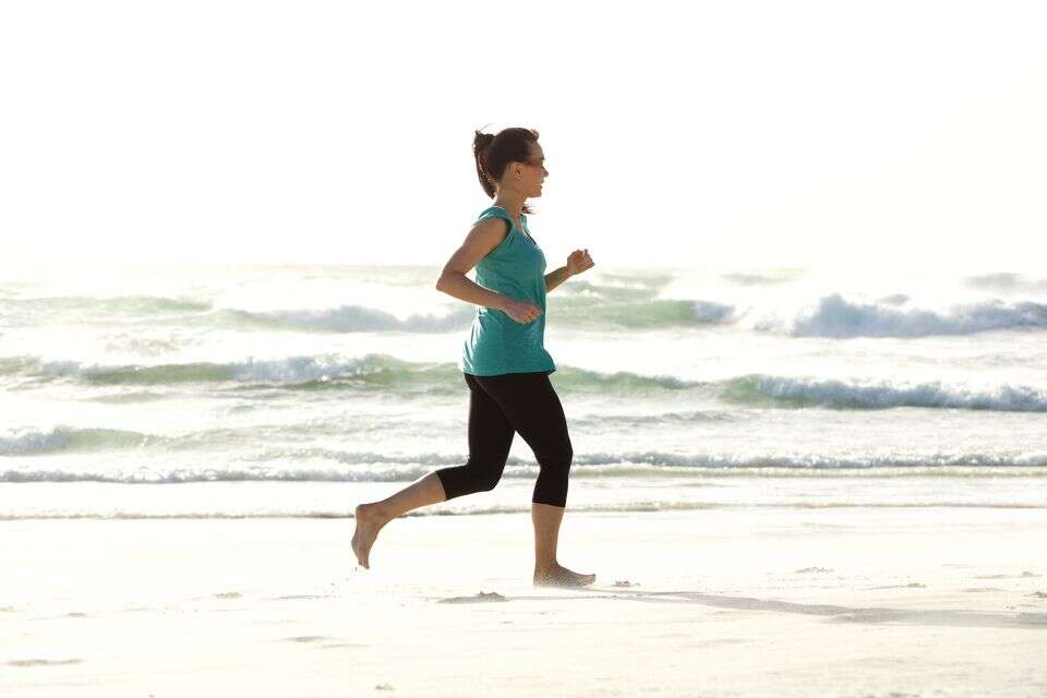 הליכה ריצה על החול חוף ים , istockphoto