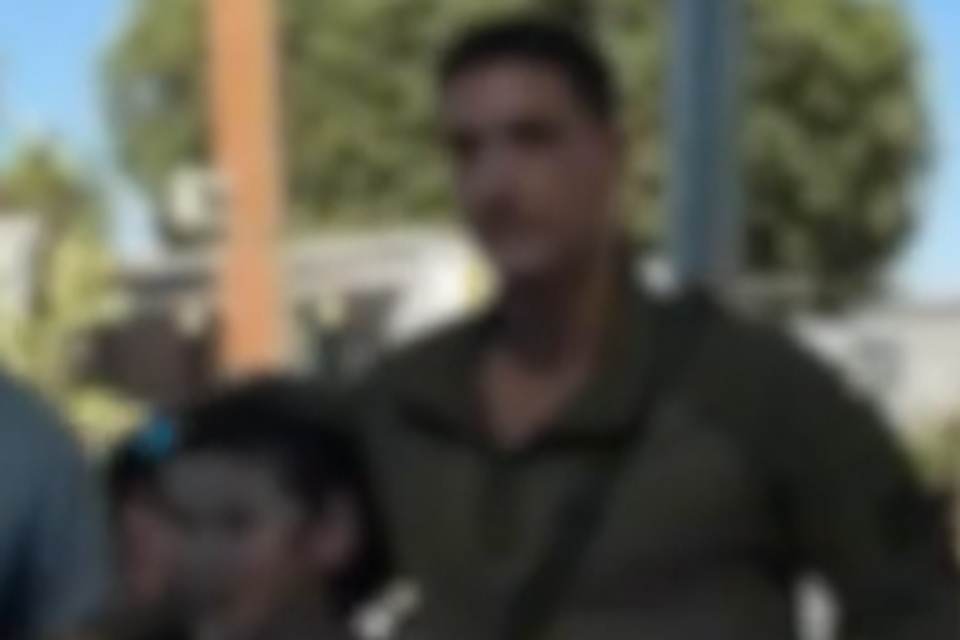 חתן בר המצווה ולוחם צה"ל לו משפחתו העניקה תפילין , עזר לחייל