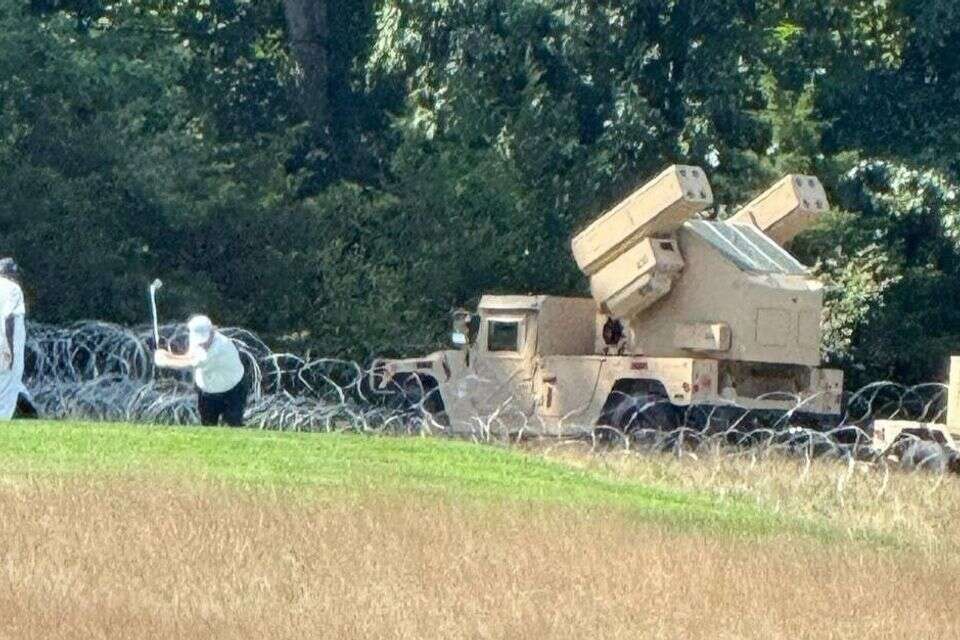הנשיא טראמפ משחק גולף לצד מערכת Avenger , רשתות חברתיות