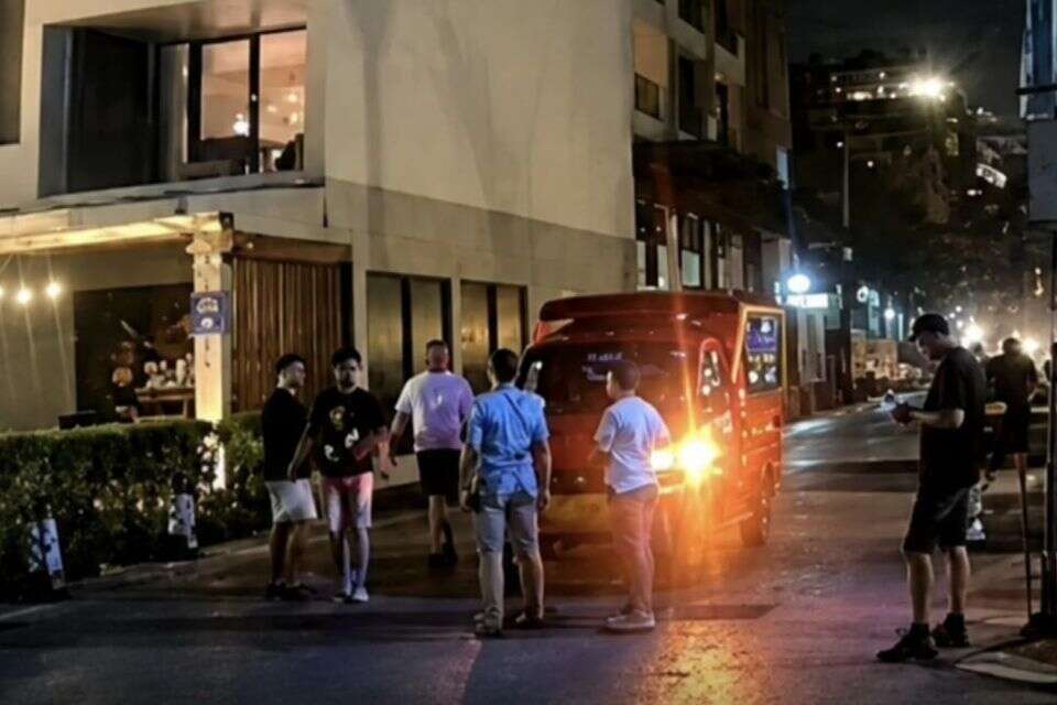 סרטון שמציג לכאורה תייר ישראלי מקלל ויורק לעבר הנהג , רשתות חברתיות