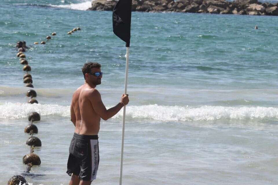 דגל שחור בחוף הים בתל אביב, עומס חום , גדעון מרקוביץ'