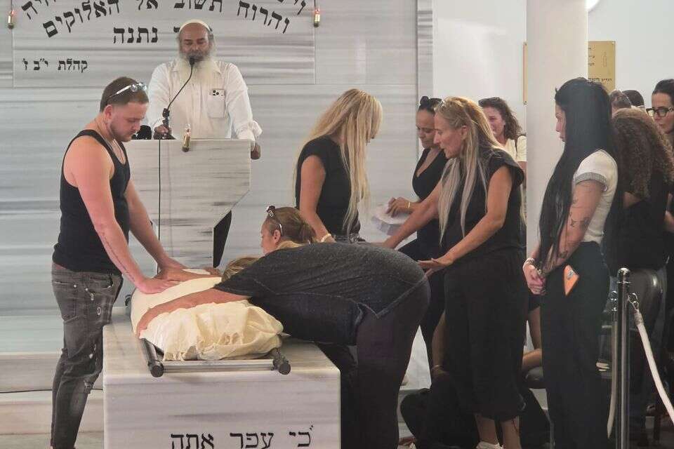 אימו של אלדר דיין בהלווית בנה , יהודה בן יתח