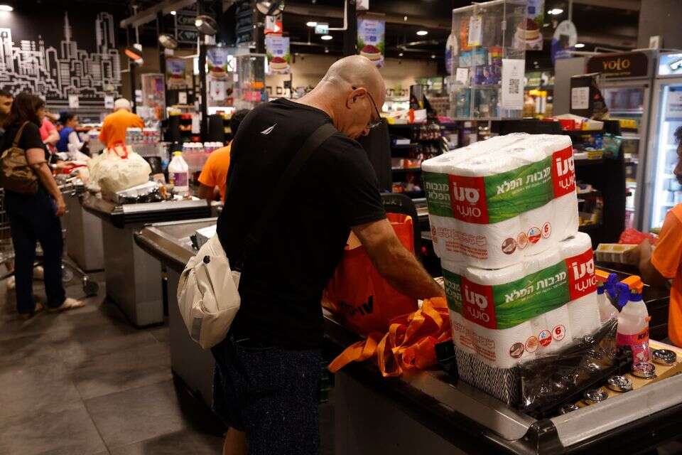 אזרחים במהלך קניות באחת מרשתות המזון , יהושע יוסף