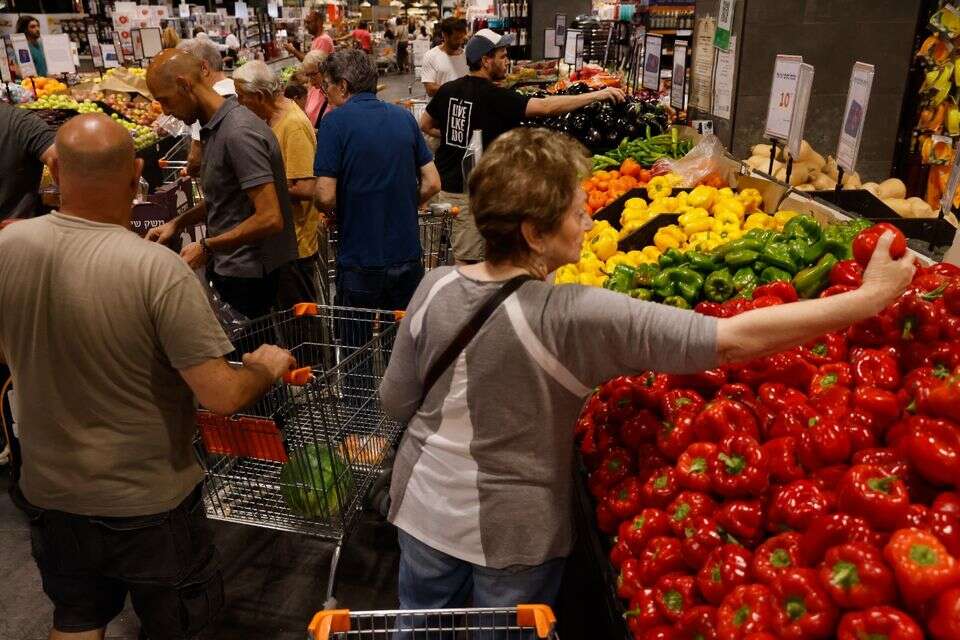 אזרחים במהלך קניות באחת מרשתות המזון , יהושע יוסף