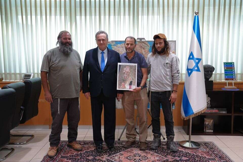 שר הביטחון ישראל כ"ץ עם ראשי פורום ״שבים הביתה״ , ללא