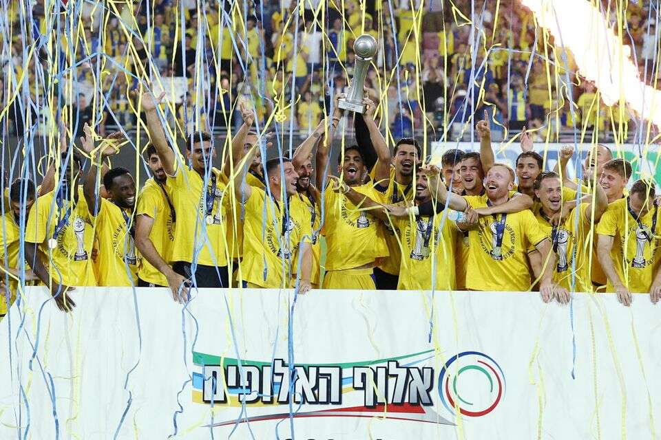 שחקני מכבי תל אביב מניפים את גביע אלוף האלופים , אלן שיבר