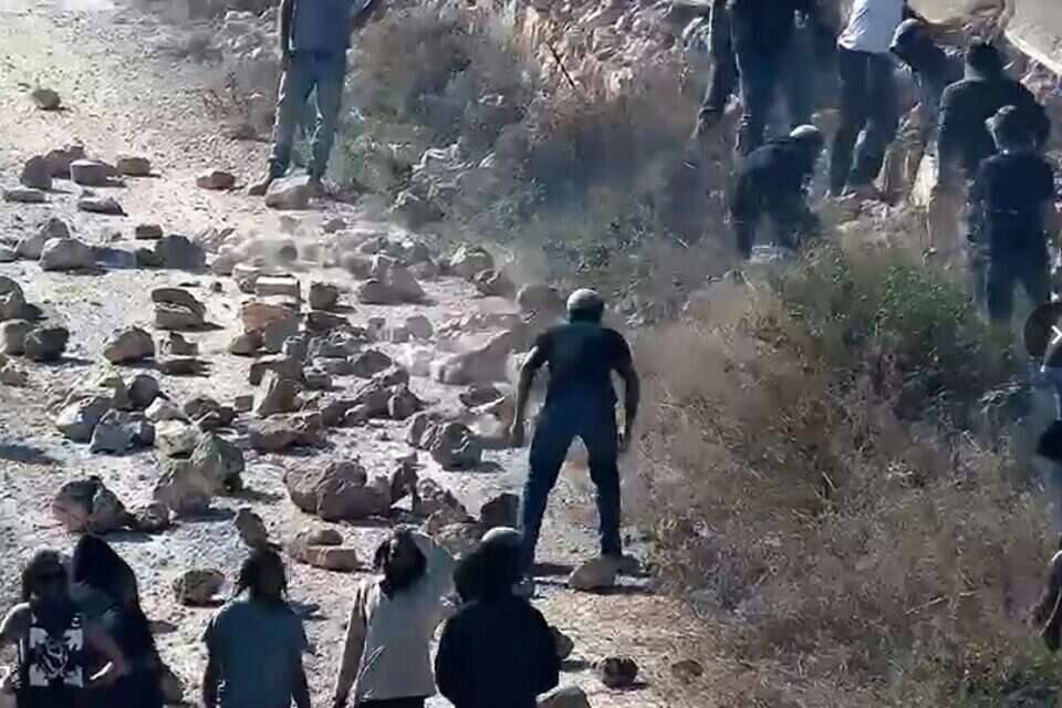 מתיישבים במהלך פינוי המאחז בקוסרא , צילום מסך