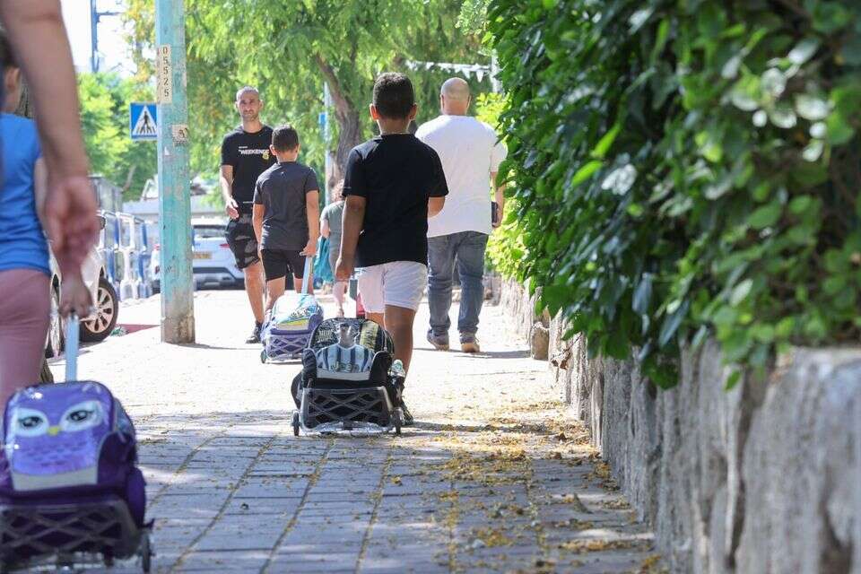 תלמידים בדרך לבית הספר. אילוסטרציה , לירון מולדובן
