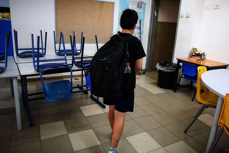 ילד בכיתה ריקה (אילוסטרציה) , עמי שומן