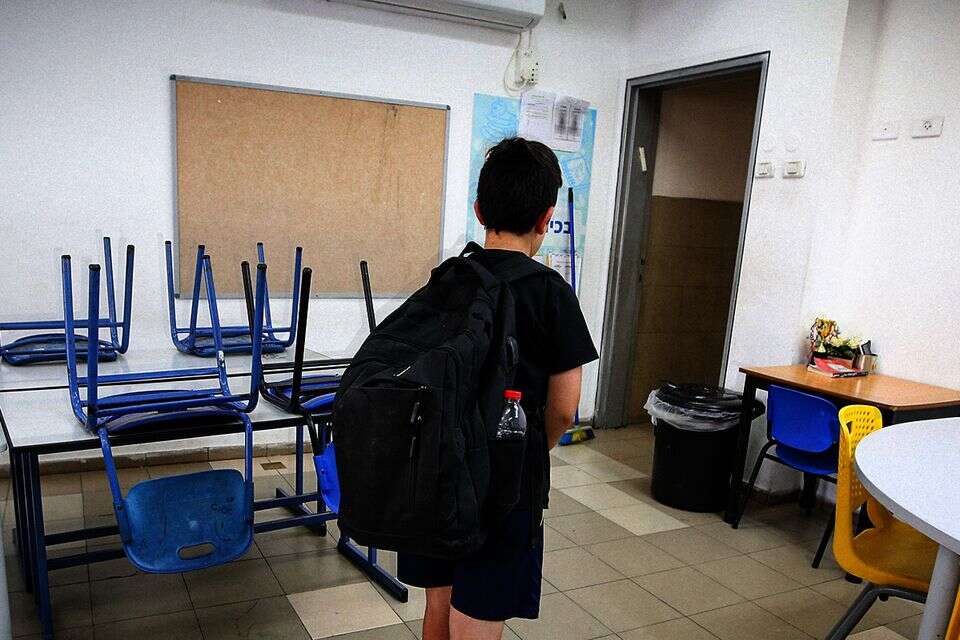 ילד בכיתה ריקה (אילוסטרציה) , עמי שומן