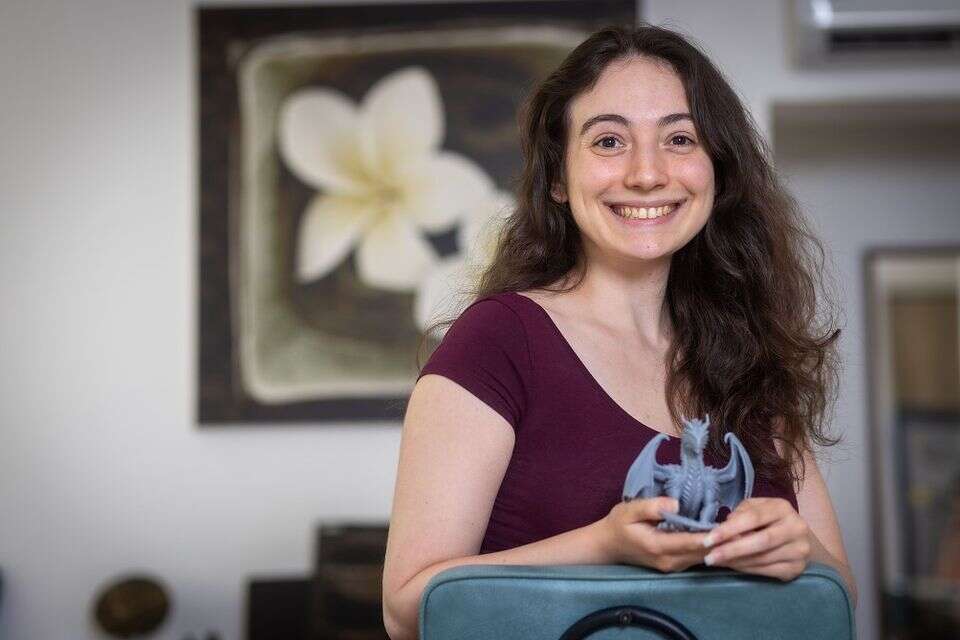 דנה זטולובסקי. הקוראת הישראלית כבר מכירה את המסגרת הצבאית, וכל מה שצריך הוא להטמיע לתוכה דרקונים , אריק סולטן