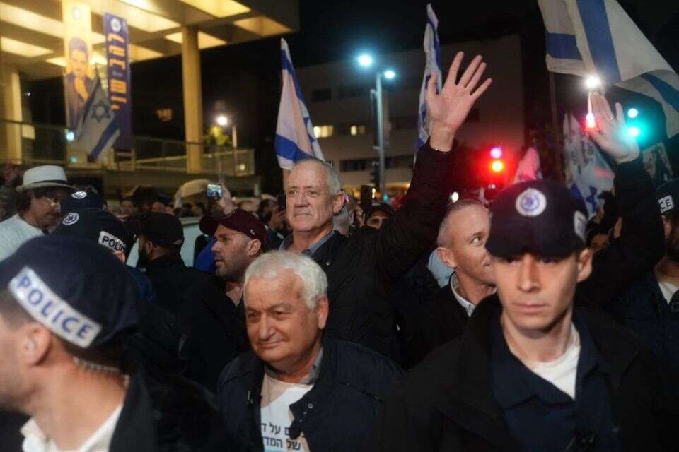 בני גנץ ואלון שוסר בהפגנה , אלעד מלכה