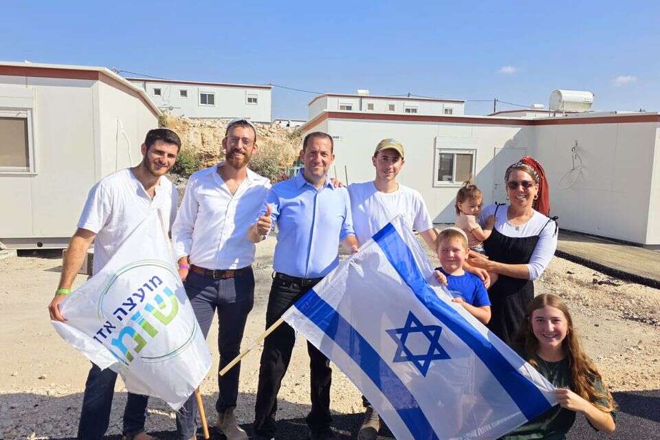 המשפחות הראשונות בהקמה המחודשת של היישוב גנים , .