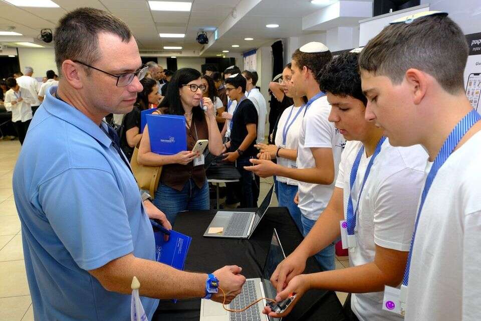 בני הנוער בתוכנית אקוטק של עמותת מחשבה טובה , רן שמר- מוקה גלרי