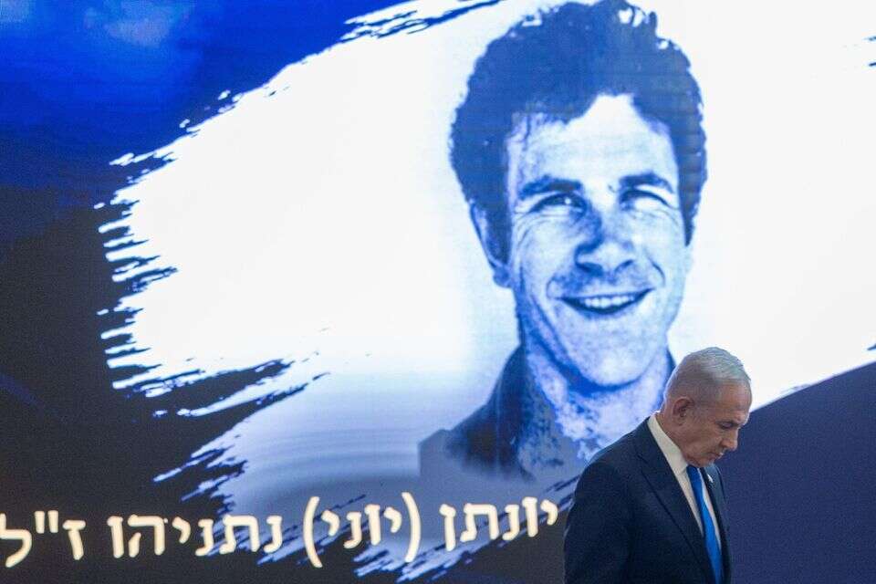 רה"מ נתניהו על רקע תמונת אחיו יוני ז''ל , אורן בן חקון