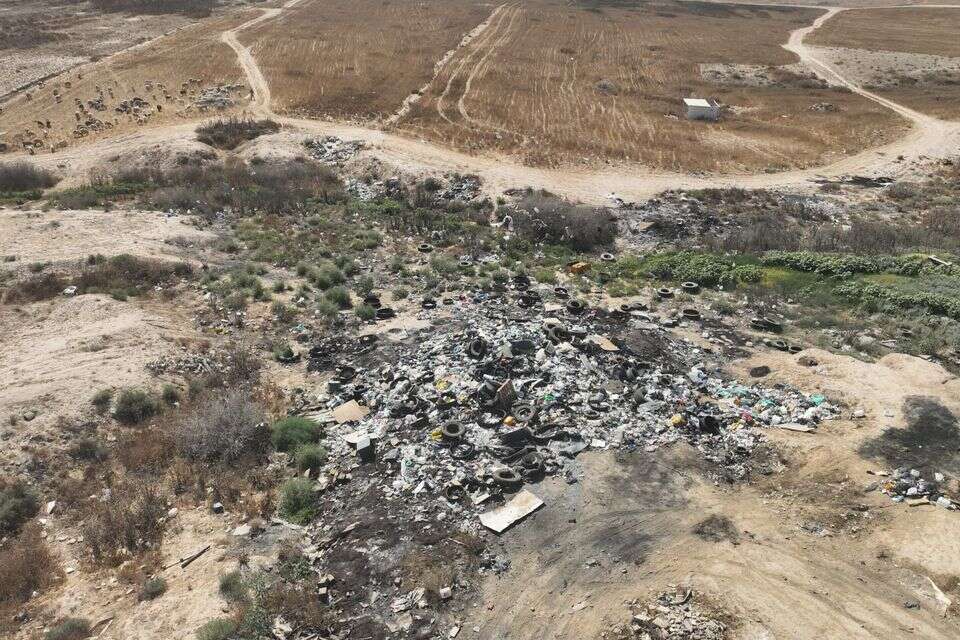באזור נחל יתיר הוקמו מזבלות פיראטיות שאליהן מושלכת פסולת בהיקפים גדולים , רגבים
