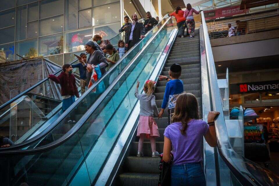 הרשת שסוגרת את כל הסניפים בארץ , אורן בן חקון
