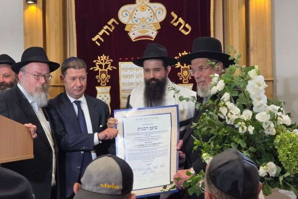 מימין: הרב קלמן בר, הרב מנחם מענדל אקסלרוד ואלכסנדר בילינקיס , מנדי נוה
