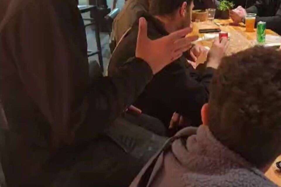 הזמר שהאכיל את פלוגת החיילים , ללא