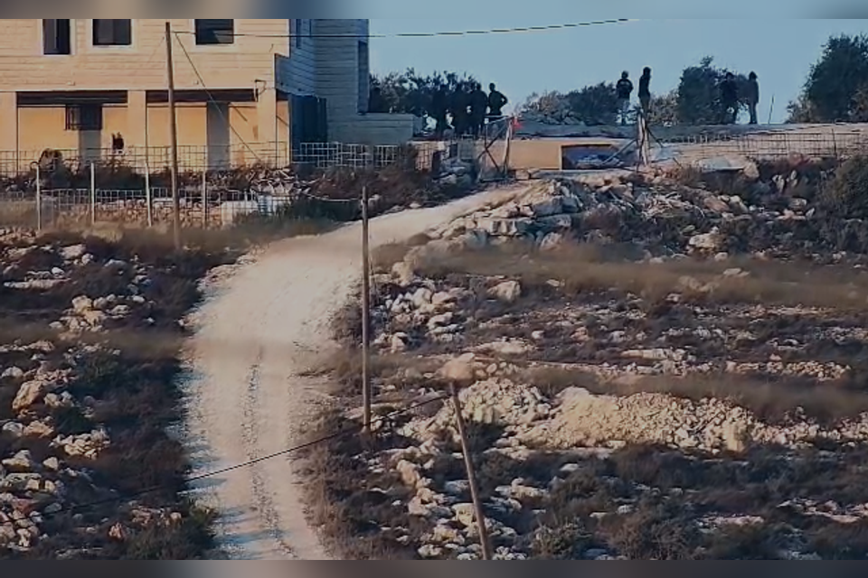 תושבי המאחז המפונים שבים לכפר ג'אלוד , מסתכלים לכיבוש בעיניים