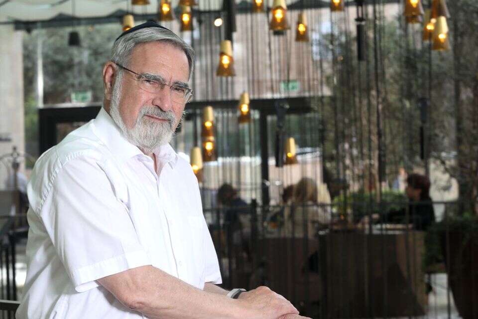 הרב זקס. זה יכול להיות נפלא לתבל את החיים במעט אמונה ומסורת כשאתה מוקף חברים ומשפחה אוהבת. אך כשאתה לבדך, העולם סביבך בוער ואתה נאבק למצוא משמעות ודרך - כנראה תזדקק ליותר , צחי מרים