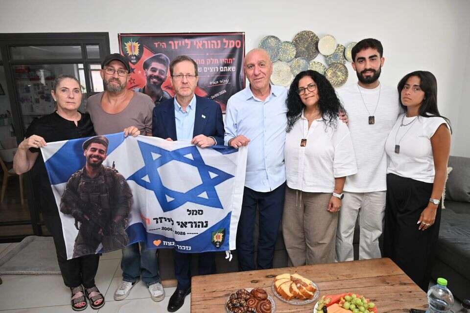 נשיא המדינה הרצוג עם משפחתו של סמל נהוראי לייזר ז״ל , יהודה בן יתח