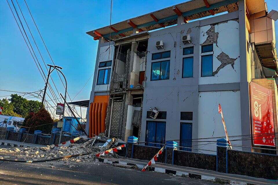 בניין שנפגע ברעידת האדמה באינדונזיה , AFP