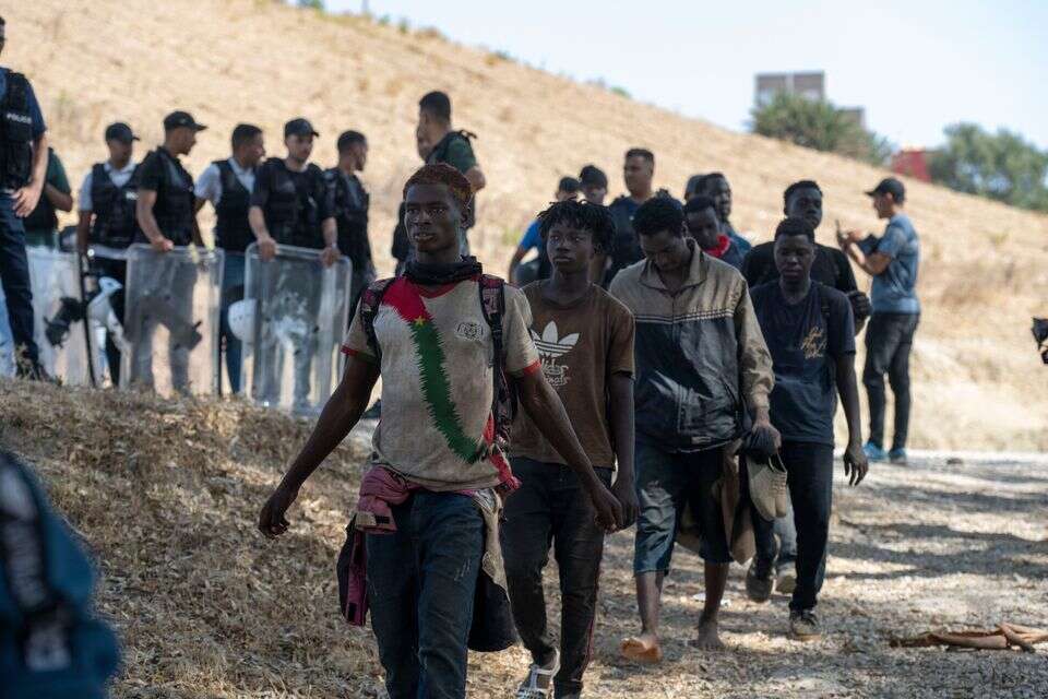 מהגרים אפריקניים שניסו להסתנן לספרד ונעצרו בידי משטרת מרוקו , אי.פי