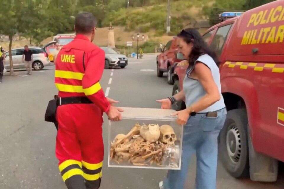 פינוי העצמות מפני השריפה בספרד , רויטרס