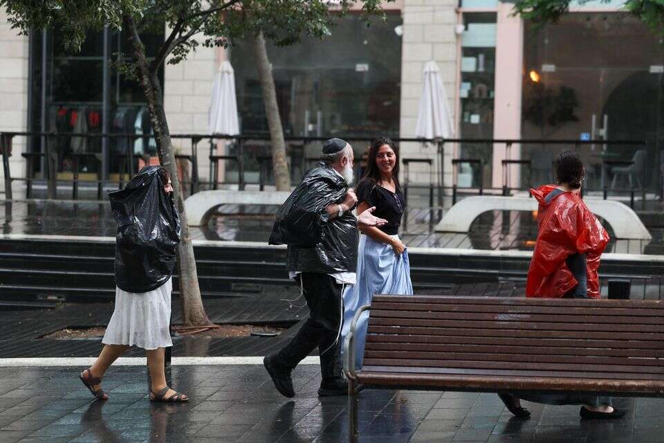 מחזה נדיר: גשמים בירושלים באמצע אוגוסט , אורן בן חקון