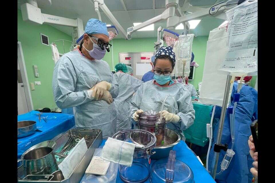 הצוות בניקוסיה בחדר ניתוח בזמן הנצלת הלב , המרכז הלאומי להשתלות