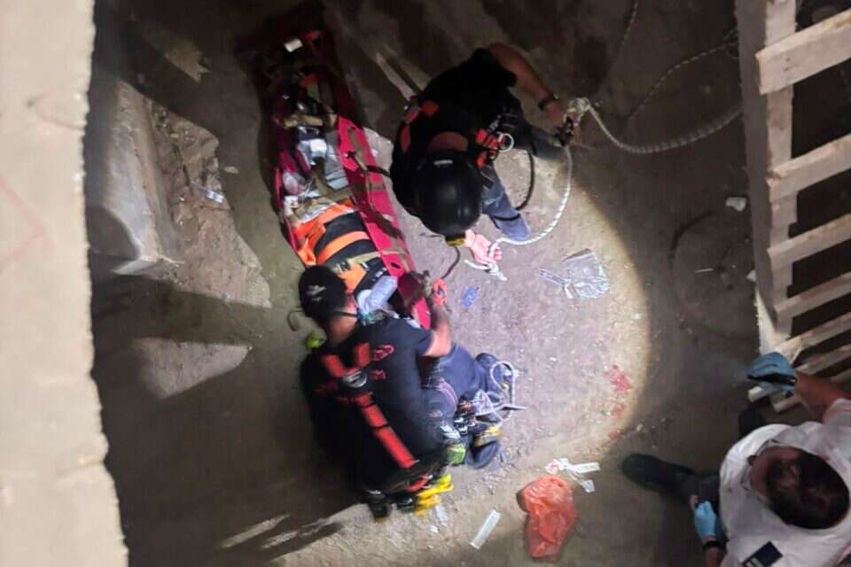 פועל בניין נפצע קשה לאחר שנפל לבור באתר בנייה בתל אביב , כבאות והצלה לישראל | מחוז דן