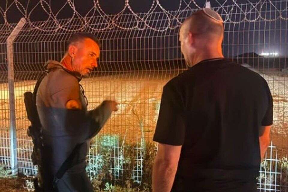 לא מצליח לפצח את הקהל הרוסי. נפתלי בנט בסיור בעוטף עזה  , מתוך חשבון X של נפתלי בנט