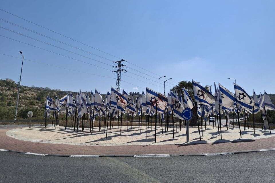 עמדו חודשים במקום באין מפריע. דגלי ישראל שהוצבו בכיכר רוואבי שבבנימין , השימוש נעשה לפי סעיף 27א'