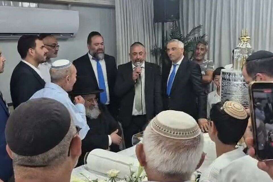 שלושת חברי ש"ס עם תומכים במפלגה של החיד"א אברג'יל , ללא קרדיט