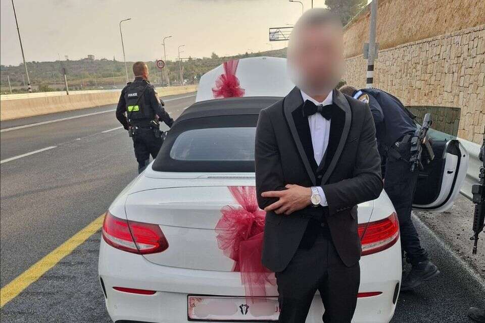 החשוד בעת המעצר ליד רכב החתונה , דוברות המשטרה