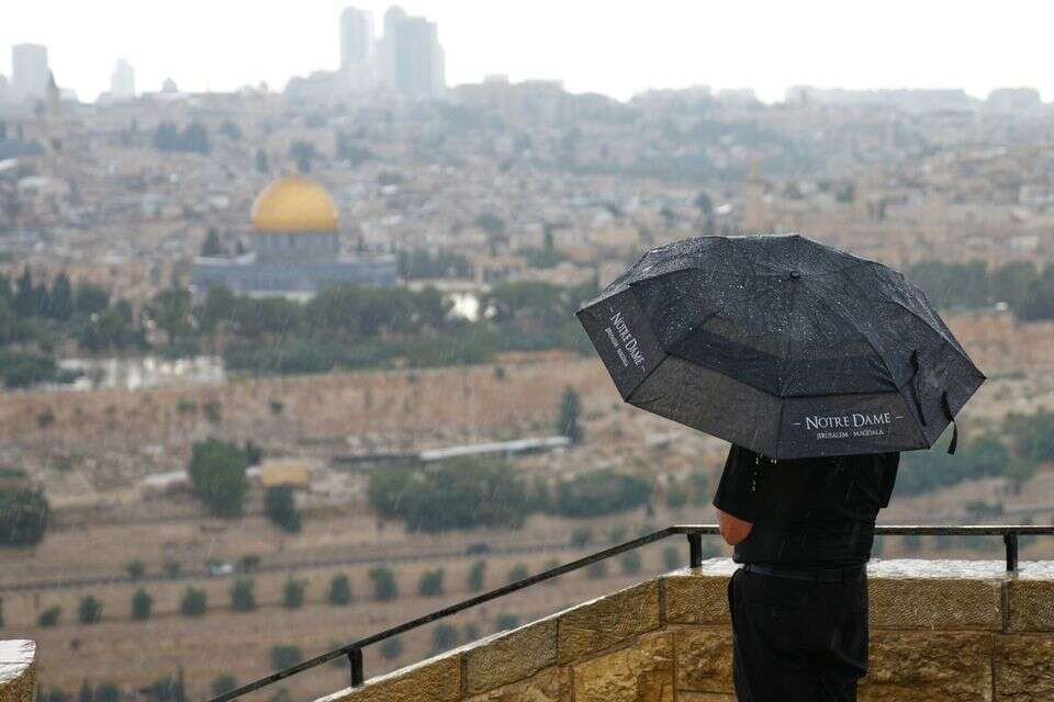 גשם בירושלים באמצע אוגוסט , AP