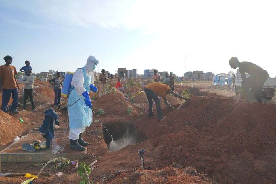 הכנת קבר לקבורת אחד מהנפטרים ממחלת האבולה בקונגו , AP Photo/Dieudonne Dirole