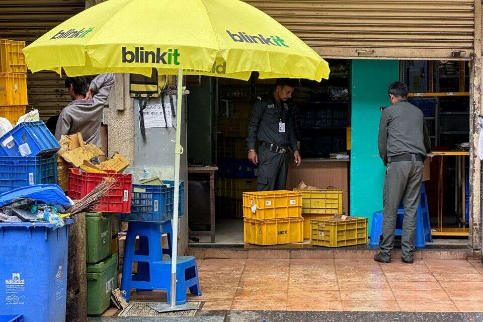 סניף Blinkit במומבאי שבהודו, בזמן שמתבצעות במקום פעולות ניקיון והדברה , רויטרס