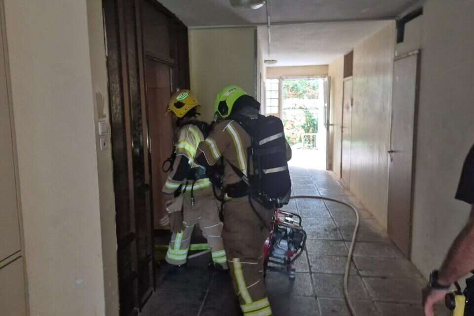 לוחמי האש שהוזעקו למקום חילצו לכודה מתוך דירה שפרצה בה שריפה , כבאות והצלה לישראל