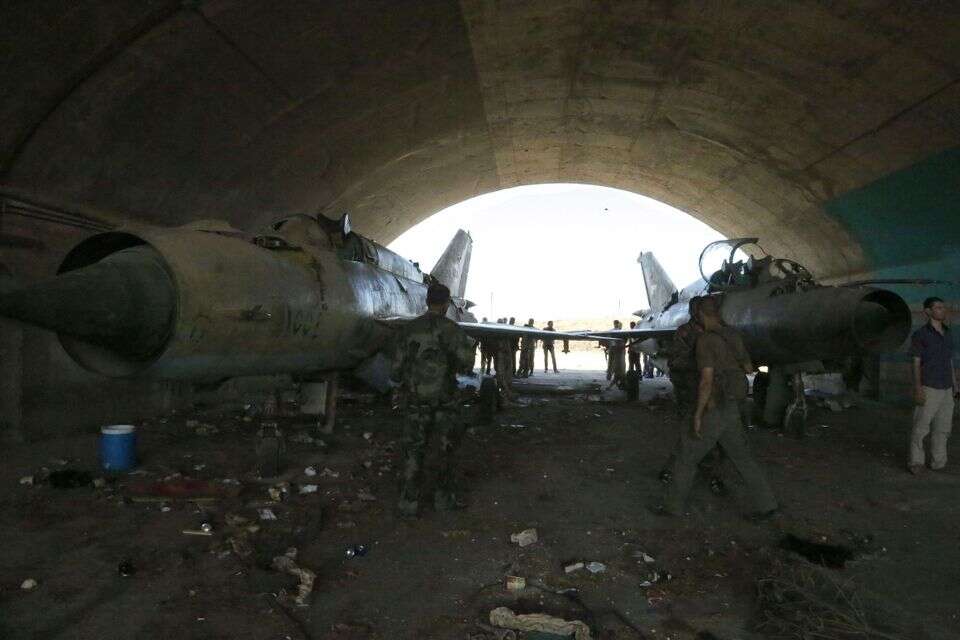 חיילי צבא סורים עומדים בשדה תעופה צבאי שניזוק (ארכיון) , AFP