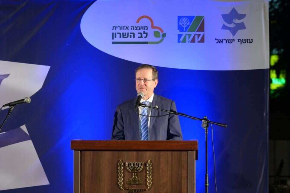 דגל הונף בסמוך לאנדרטת חיילי חטיבה 5 במושב ניצני עוז. הרצוג בטקס החגיגי , עמוס בן גרשום/לע״מ