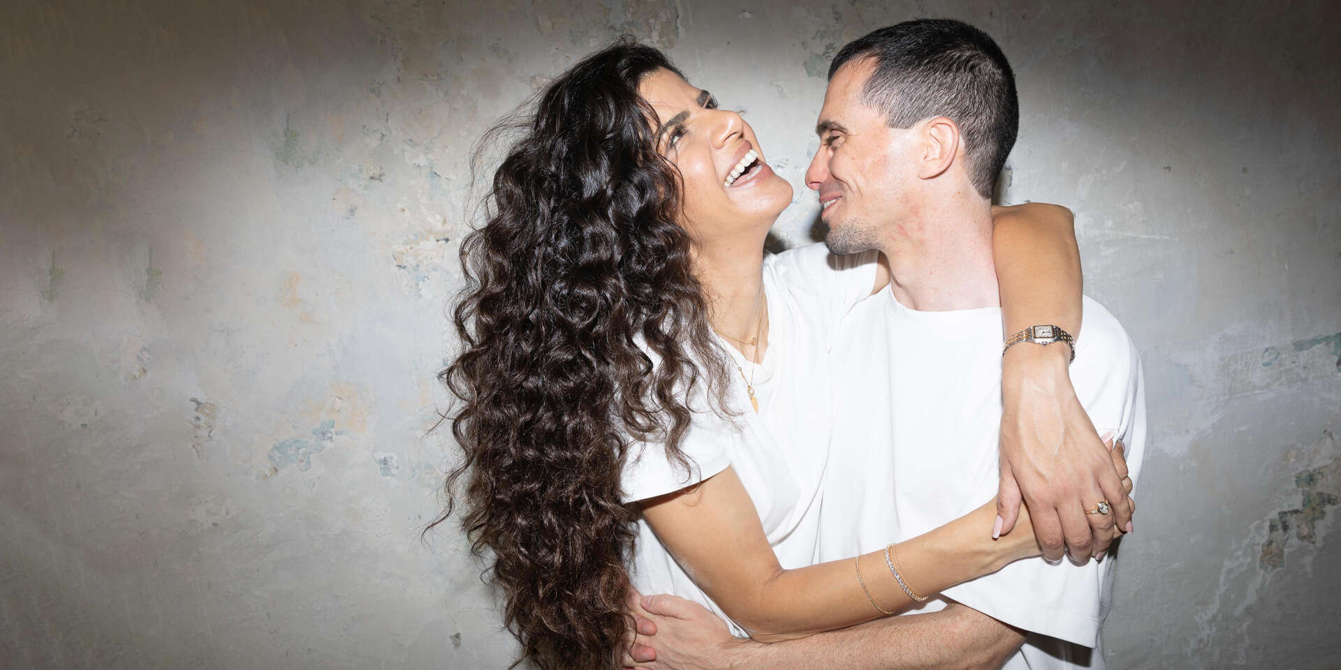 עיניים שלו. אורן אלמוג ורותם עלימה , מיכה בריקמן; איפור ועיצוב שיער: רויטל גלוסקא כהן