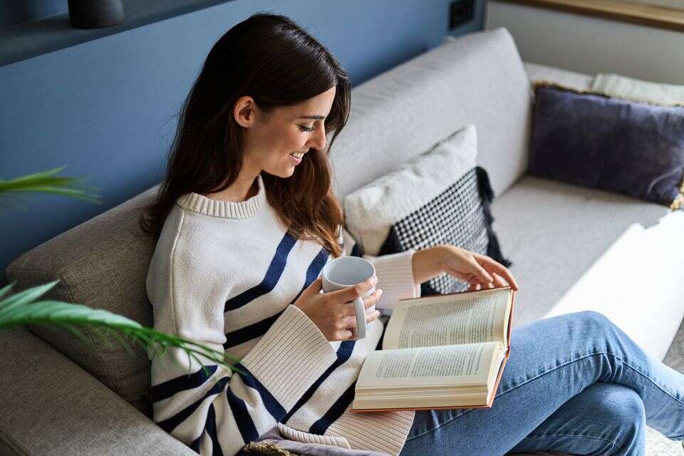 קריאה ספר קפה בוקר , istockphoto