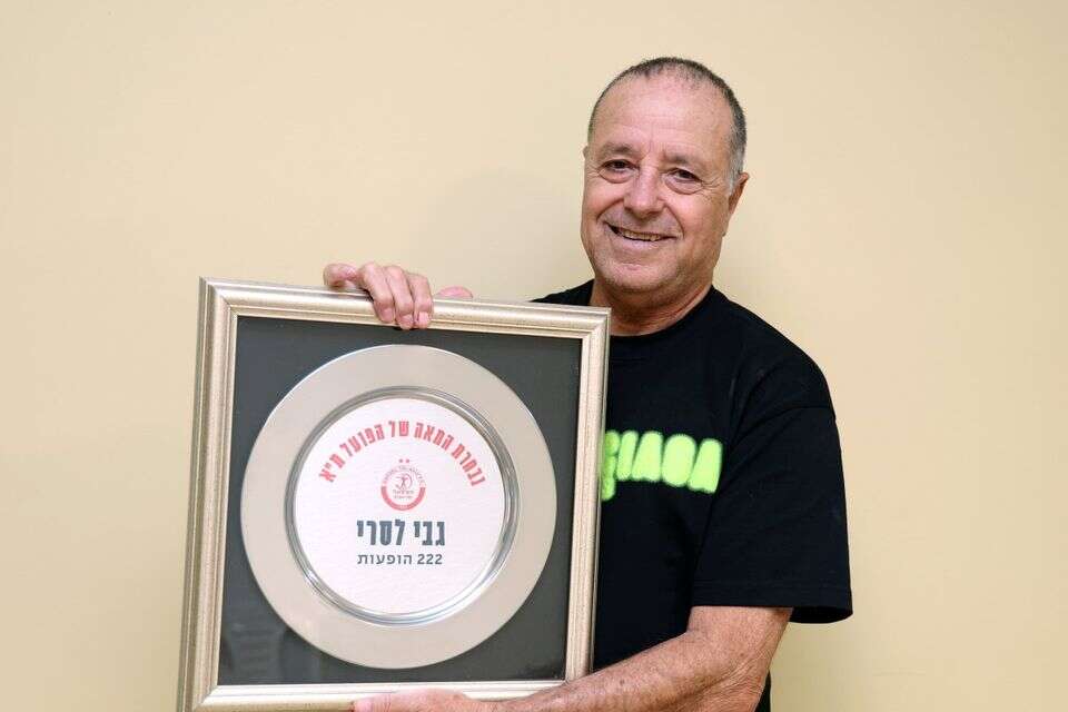 גבי לסרי עם מגן הוקרה שקיבל מהפועל תל אביב , אלן שיבר