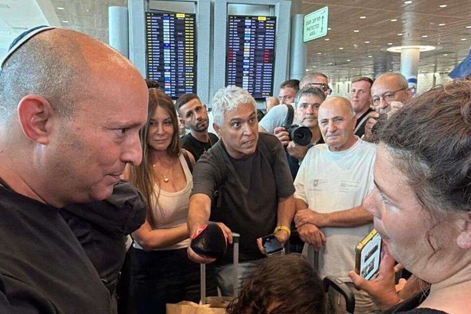 בנט במהלך ביקורו בנתב"ג , העמוד הרשמי של נפתלי בנט ברשת X